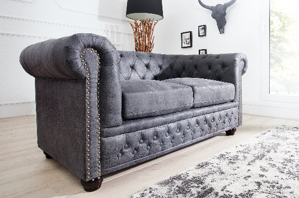 Divano CHESTERFIELD 2 posti look anticato microfibra grigio der Firma Casa Élite